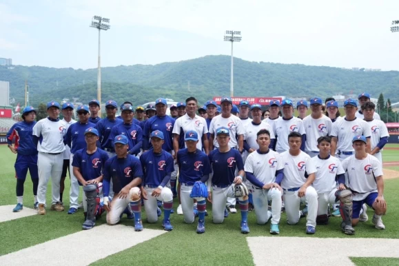 辜仲諒勉勵U18、U23球員們。（夠棒網提供）