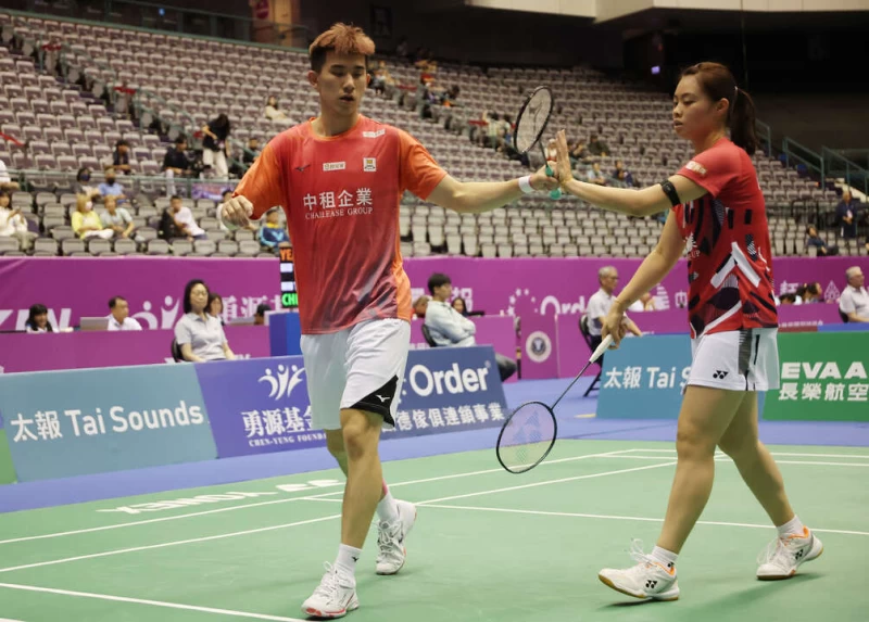 佳豪的姐姐李佳馨(右)也打進混雙4強。李天助攝