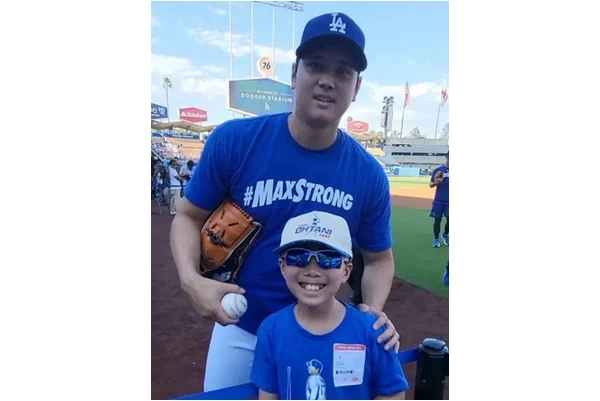 大谷翔平與年僅10歲的小球迷勞倫斯（Lawrence Lu）拍照。摘自推特