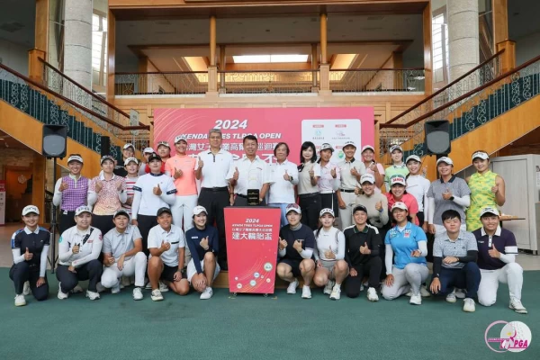 2024建大輪胎盃賽前記者會出席貴賓與選手一同合影。Tlpga提供/葉勇宏攝影
