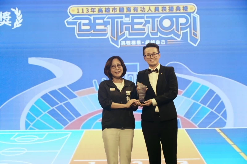 高雄議長康裕成(左)頒贈秦佳君優秀裁判獎。高雄市運發局提供