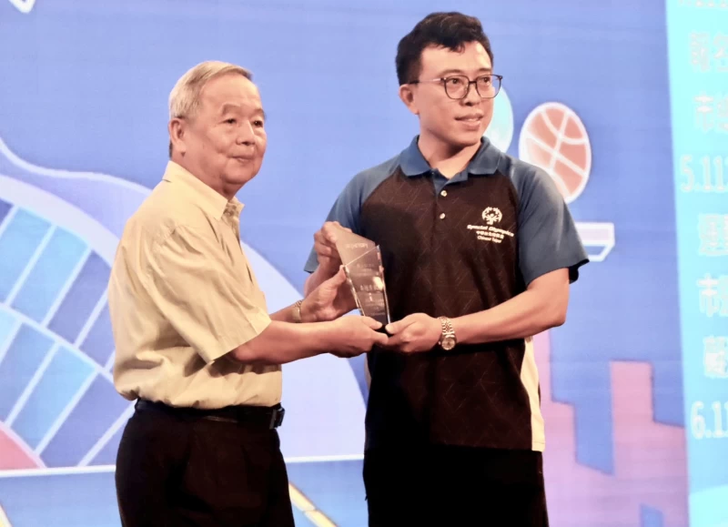高雄市體育總會許文宗理事長(左) 獎頒贈卓越貢獻獎予蔡云仁老師。高雄市運發局提供