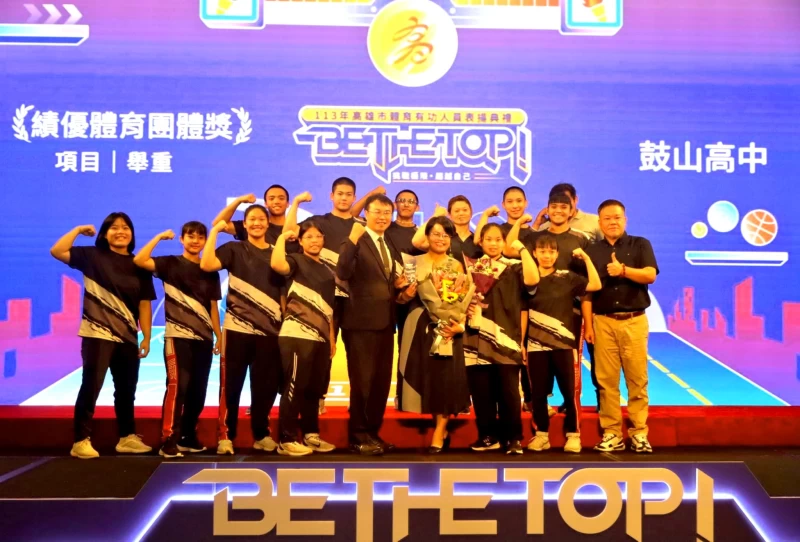 8.侯尊堯局長頒發績優體育團體獎予高雄市立鼓山高中。高雄市運發局提供