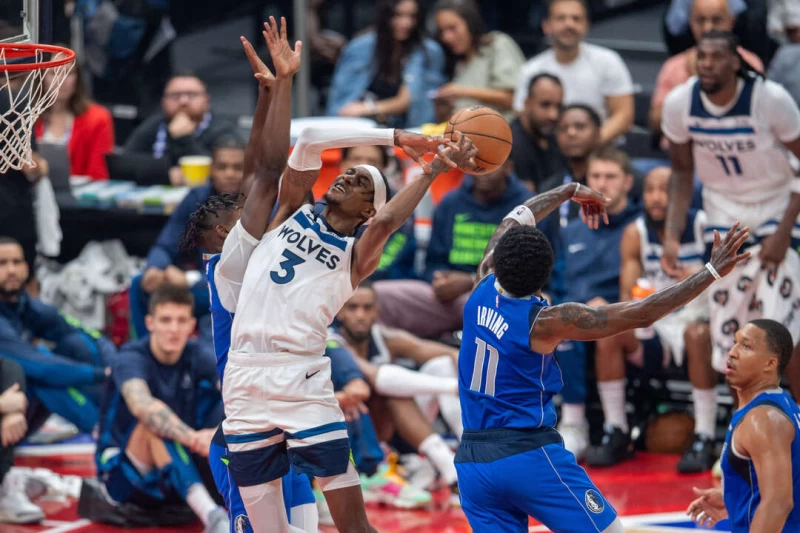 厄文（Kyrie Irving，右）與麥克丹尼斯（Jaden McDaniels）。法新社