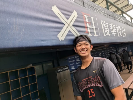 林培緯與他在9月10日敲出生涯首轟後撞到頭的「X」位置。(圖:謝岱穎攝)