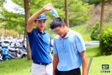 男子B組王宥鈞右拿下冠軍同組選手謝承洧潑水祝賀。林聖凱攝影