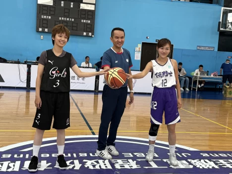 愛爾麗常董(中)為新聞盃首場女子隊賽開球。愛爾麗提供