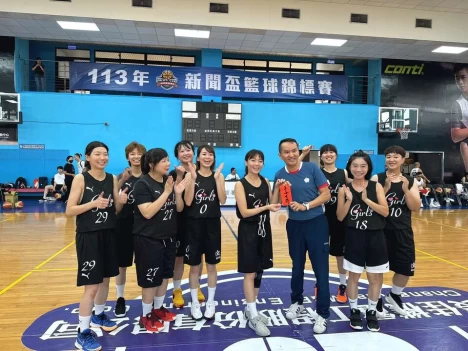 常董還為台灣女子媒體隊頒發獎勵金。愛爾麗提供