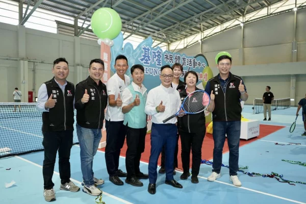 基隆市議會議長童子瑋(右3)基隆市青少年網球運動發展協會理事長陳迪(左3)等人合影。基隆市青少年網球運動發展協會提供