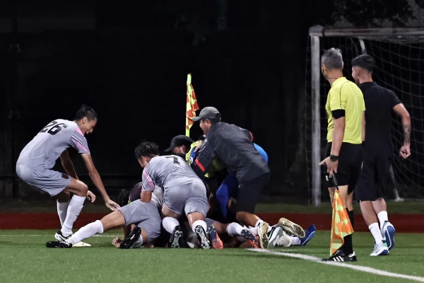 陽信北競逆轉勝後全隊相擁狂賀。（中華足協提供）