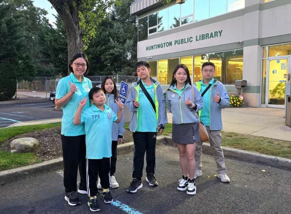 中華台北隊在領隊兼教練高懿屏(右2)帶領下參加美國國際跳棋公開賽。高懿屏/提供