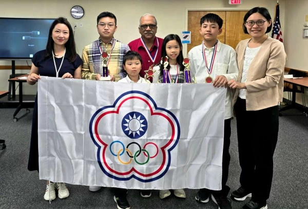 高懿屏（左起）、藍子捷、張宸愷、 張芸瑄、 陳皇澐及美國國際跳棋協會主席Azimullah, Rudi（中）頒獎後合影。高懿屏提供