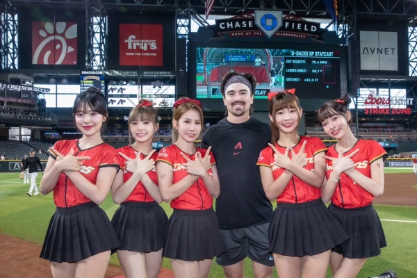 小龍女與Corbin Carroll。官方提供