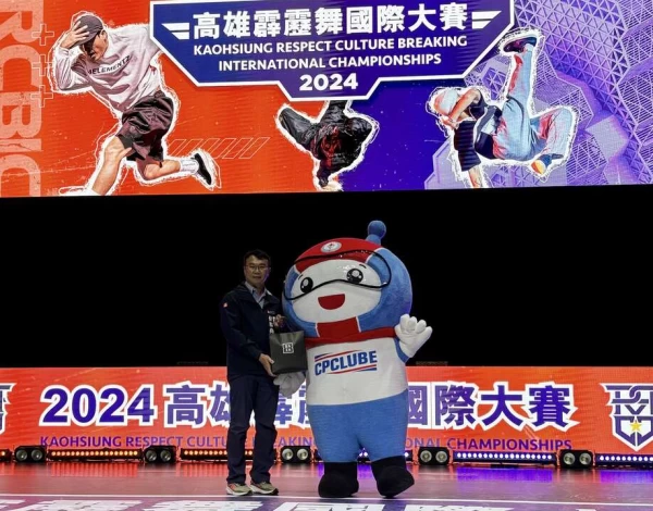 高雄市政府運發局長侯尊堯和吉祥物LUBY。DAZN提供
