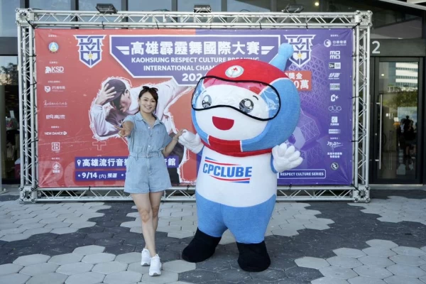 DAZN主持人徐莉婷和吉祥物LUBY。 DAZN提供