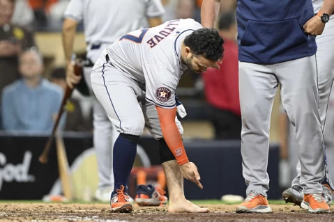 休士頓太空人奧圖維(Jose Altuve)脫襪證明是自打球。法新社