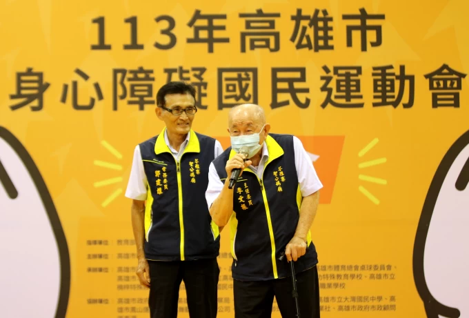 贊助單位苓雅寮聖公媽廟李文振（右）主委致詞。高雄市運發局提供