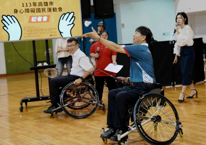 與會來賓體驗身障羽球。高雄市運發局提供