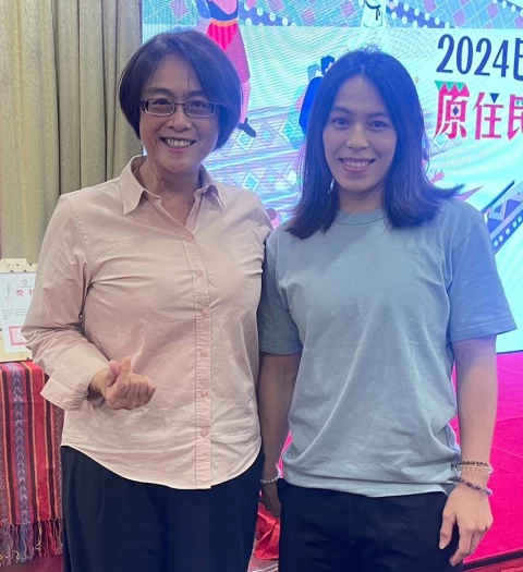 立委林倩綺(左)與舉重女神郭婞淳合照。林倩綺委員辦公室提供