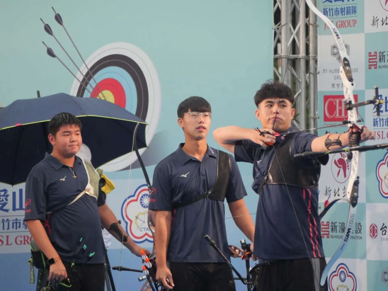 台中銀行男團在加射戰搶勝。射箭協會提供