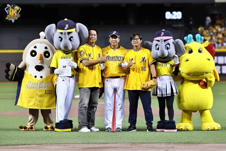 周思齊與陳瑞昌、吳俊億。中信兄弟提供
