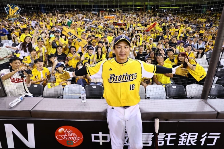 周思齊與球迷合照。中信兄弟提供