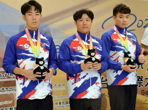 男子10公尺空氣手槍中華台北(左起)蔡育成、張潞、林暐傑奪得團隊亞軍。射擊協會提供