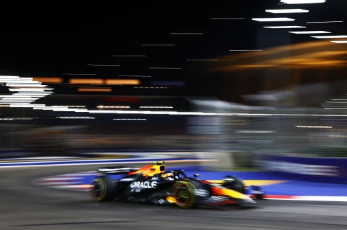 新加坡大獎賽（Singapore Grand Prix）上，Red Bull 車隊墨西哥籍的車手Sergio Perez 駕駛賽車RB20，在濱海灣街賽道上奔馳，以第10名的成績完賽添積分。Red Bull 提供