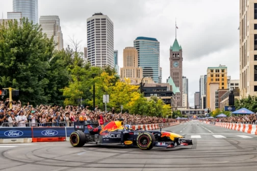 Red Bull 將於本週六9月28日舉辦 Red Bull Showrun 活動,在台中市政路封街展演,賽車與車手將現場飆速,預計吸引3萬名觀眾於現場觀賞。Red Bull 提供
