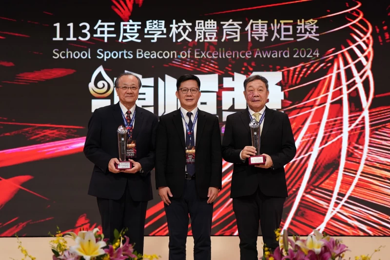 教育部張廖萬堅次長(中)與113年度學校體育傳炬獎終身成就獎得主林華韋教授(右)及鄭志富教授(左)合影。體育署提供