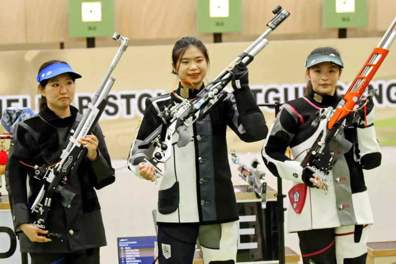 中華隊林穎欣(中)奪下女子10公尺空氣步槍冠軍宋諭婷季軍(右)。射擊協會提供