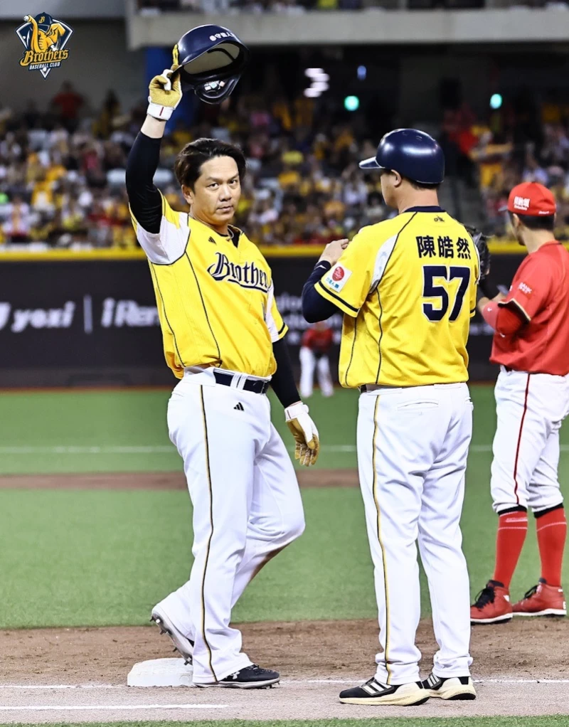 周思齊在4局下敲出生涯最後一支安打。（圖：中信兄弟提供）