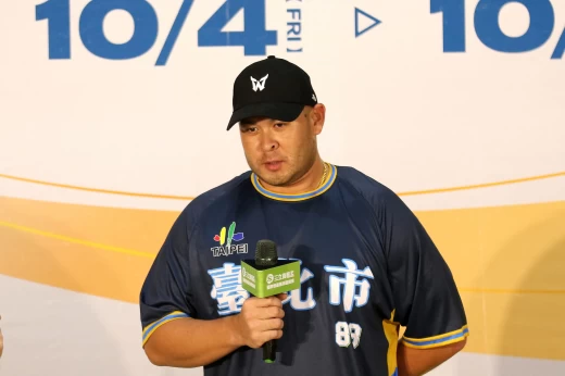 2023亞洲盃慢壘Mvp陳品學(右)擔任宣傳大使。大會提供