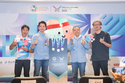 2025雙北世壯運主視覺系統暨獎牌設計公開發表會，雙北市長與獎牌設計總監江彥良(左一)賽會主視覺專案計畫主持人張嘉倫(右一)合影。新北市體育局提供