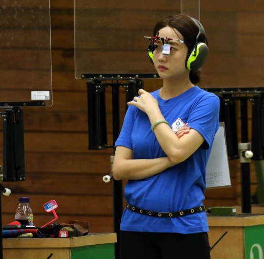 中華台北吳佳穎今天在女子25公尺手槍慢射暫居第二。射擊協會提供