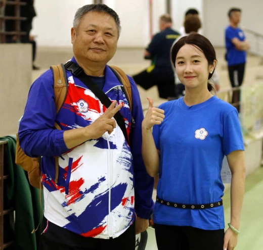 中華台北女子手槍選手吳佳穎和教練郭孟熙。射擊協會提供