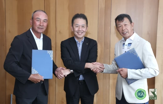Threebond與Tpga簽署挑戰賽封關站更名與加碼總獎金的副約,Threebond香港公司社長植松勝之(中)與Tpga理事長陳榮興(右)及Threebond挑戰巡迴賽執行長陳志忠。大會提供