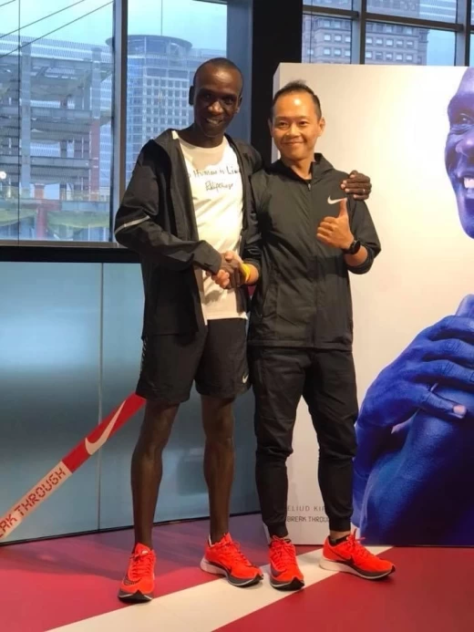 林文琳與奇普喬格合照。圖片來源/林文琳提供