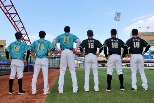 台鋼全隊穿上18號球衣。台鋼雄鷹提供