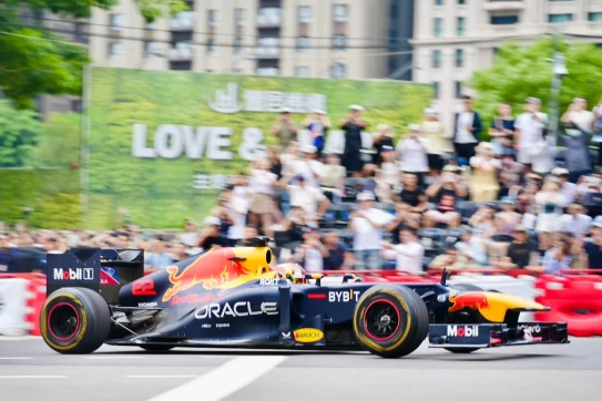數萬車迷欣賞F1的表演。廖壯偉攝