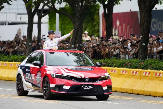 日本現役賽車手角田裕毅兩度在車上接受車迷的歡呼。廖壯偉攝