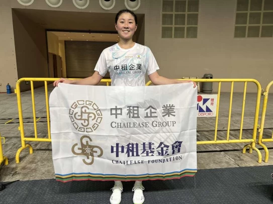 林湘緹打進決賽後開心秀中租隊旗。中租提供