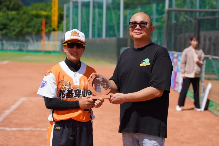 兆基穿山甲老闆李建成曾到球場頒MVP給自家球員。（圖：中華壘協提供）