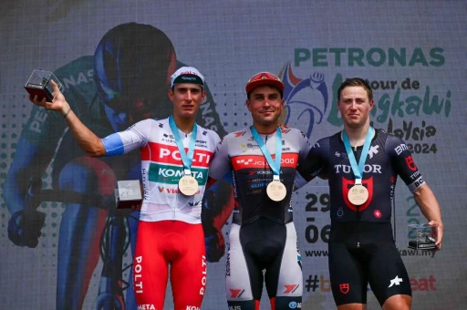 次日前三名Malucelli(中)PeñAlver(左)De Kleijn（右）在領獎台上合影。Le Tour de Langkawi提供