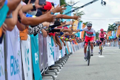 義大利Team Polti Kometa的選手與車迷擊掌。Le Tour de Langkawi提供