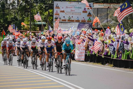 環蘭卡威賽道兩旁車迷的熱情點燃了整個賽道。Le Tour de Langkawi提供