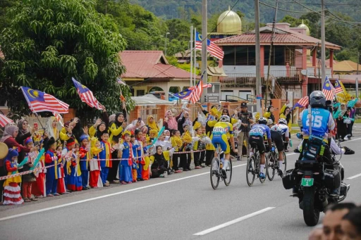 路旁的熱情群眾為本日3人的突圍集團加油打氣。Le Tour de Langkawi提供