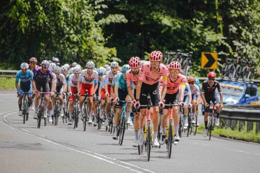 嘗試挑戰衛冕的Ef Education-Easypost粉紅軍團強力控場 。Le Tour de Langkawi提供
