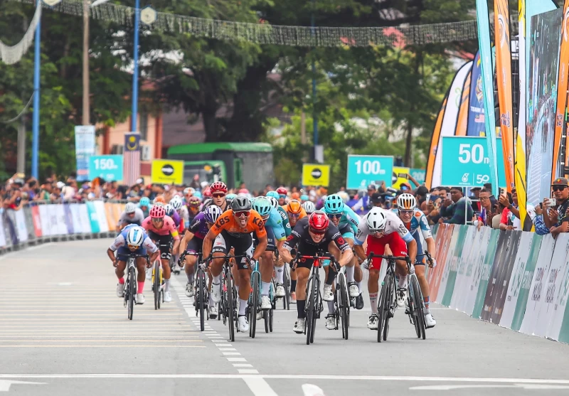 速度好手們在終點前激戰。Le Tour de Langkawi提供