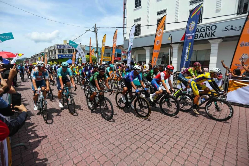 第4站選手自田園城市新古毛發車。Le Tour de Langkawi提供